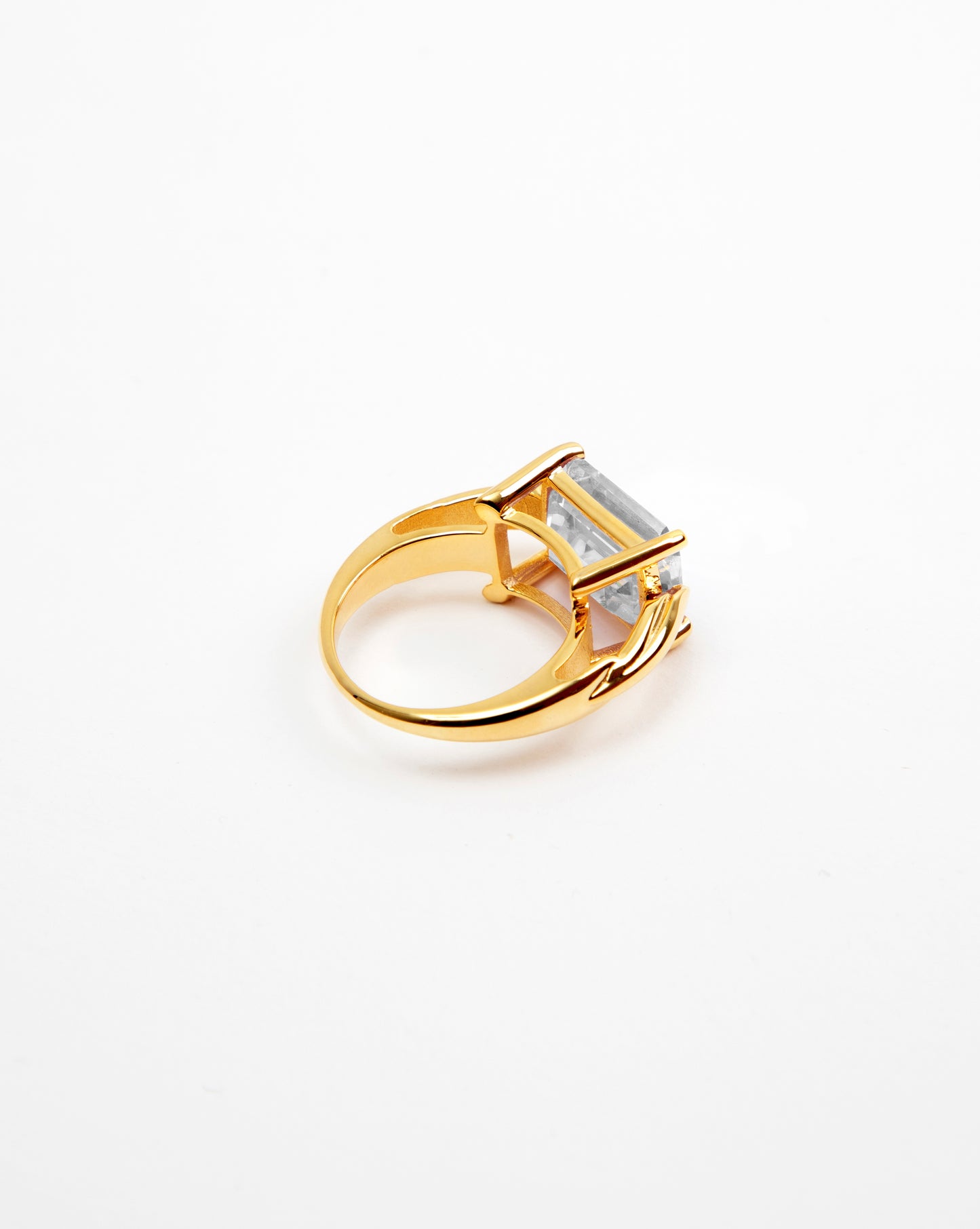 ZEMENTINE ESSENTIAL RING (WHITE)