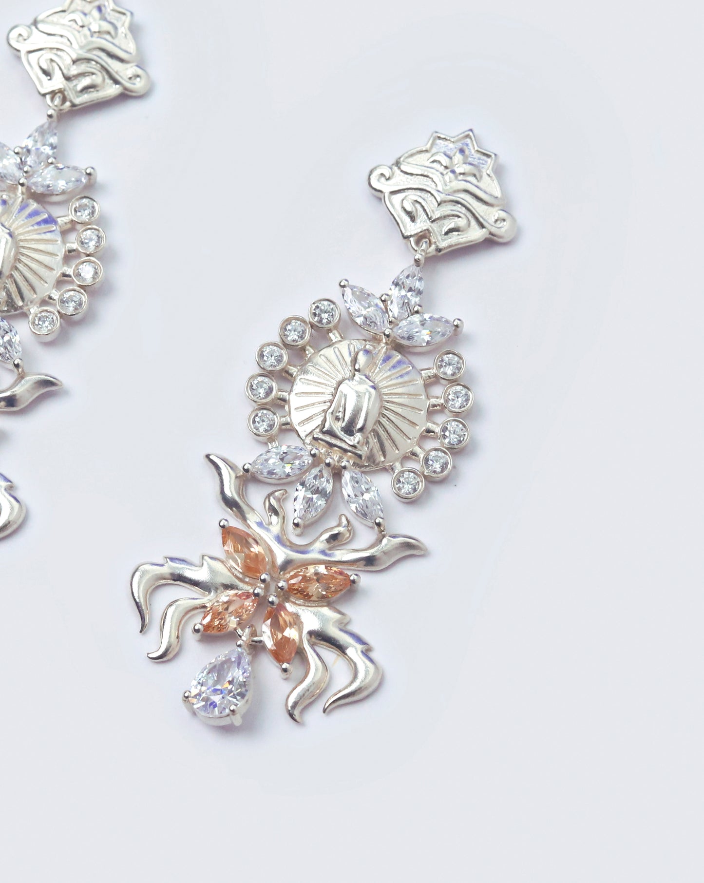 AURA OF THE ESSENCE HEAD' EARRINGS